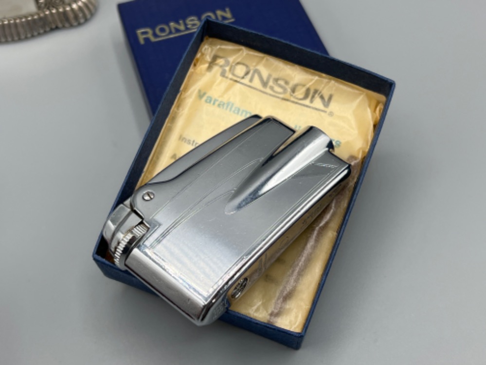 Ronson lighters including Diana 1950s table lighter, working Varaflame 1960s lighter in original box - Bild 4 aus 4