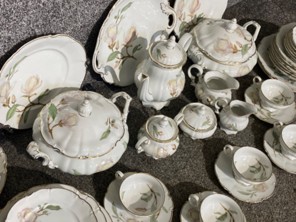 A large 65 piece hutschenreuther bavaria germany sylvia patterned tea & dinnerware set - Image 2 of 3