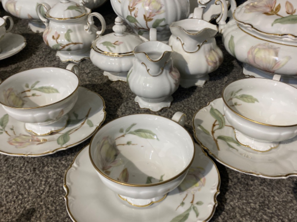 A large 65 piece hutschenreuther bavaria germany sylvia patterned tea & dinnerware set - Image 3 of 3