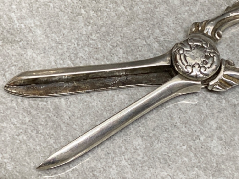 Pair of Hallmarked Birmingham silver 1870 grape scissors, 84.2g - Image 2 of 3