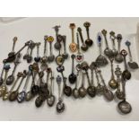 Large quantity of crested spoons from around the world including Spanish 5 pesetas souvenir spoon