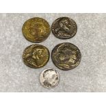 Bag containing a total of 5 unauthenticated (possibly repro) Roman coins, 2x Commodus, 2xRoma,