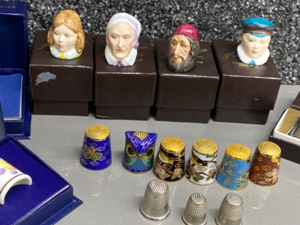 Collection of thimbles including Caithness, 6x cloisonné, 4x Royal Worcester & 4 character - Bild 2 aus 2