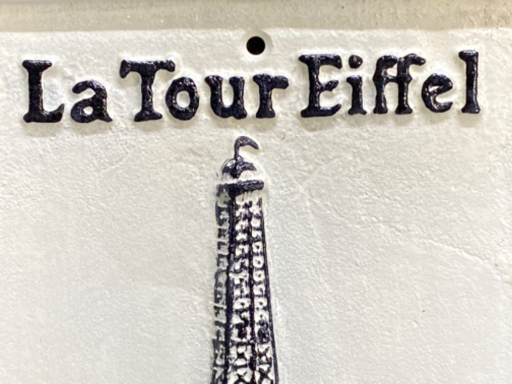 Cast metal Eiffel Tower tourists wall plaque, 31x19cm - Image 2 of 3