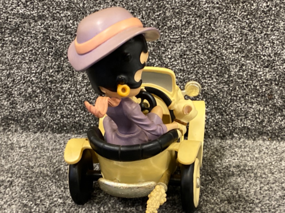 Large resin Betty Boop figurine “driving car with passenger dog”, L26xH22.5G - Bild 3 aus 3