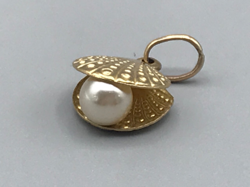 9ct gold pearl clam charm 1g