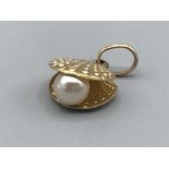 9ct gold pearl clam charm 1g