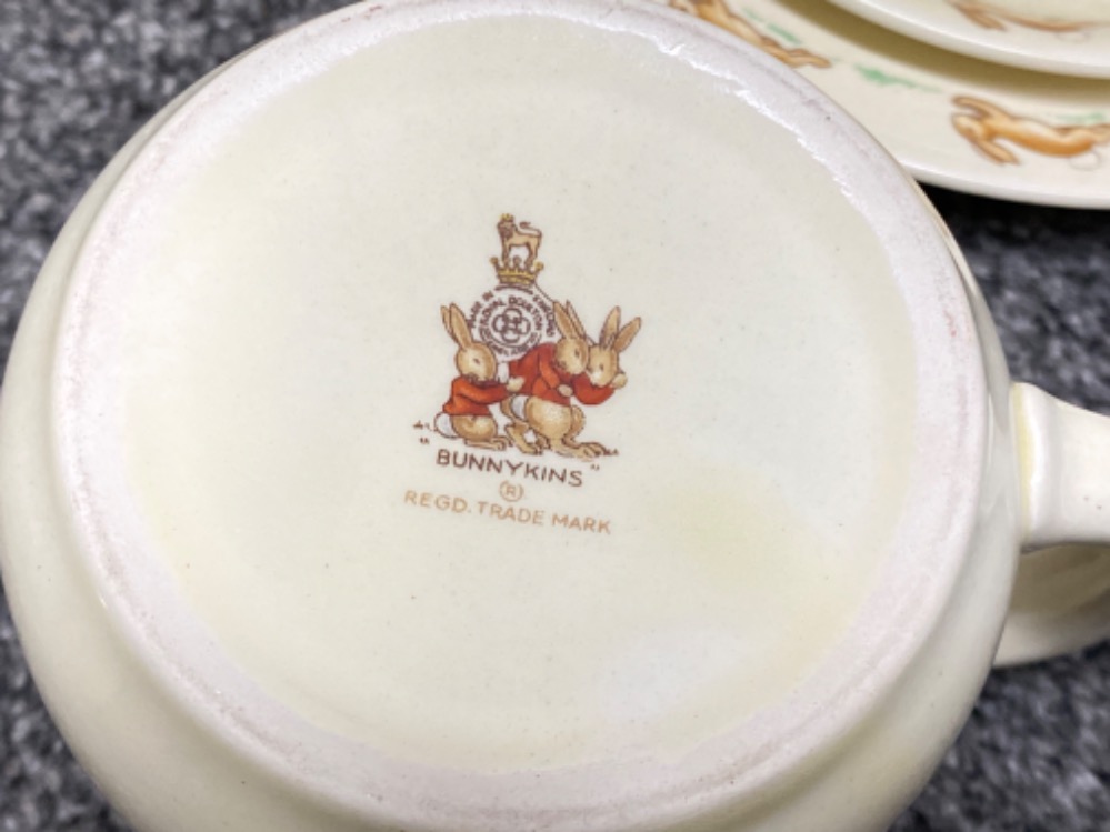 25 pieces of vintage Royal Doulton “bunnykins” China includes cups, saucers, plates & bowls etc - Bild 3 aus 3