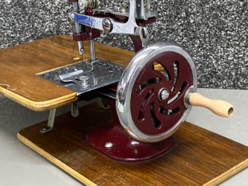 Vintage Essex miniature sewing machine - Image 2 of 2