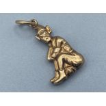 9ct yellow gold seated elf charm, 0.7g