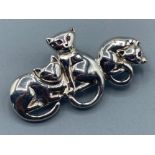 A silver cat brooch depicting three cats at rest, 8.7g