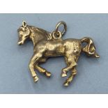 9ct yellow gold horse pendant, 9g