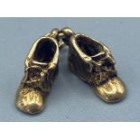 9ct yellow gold pair of shoes charm, 1.8g