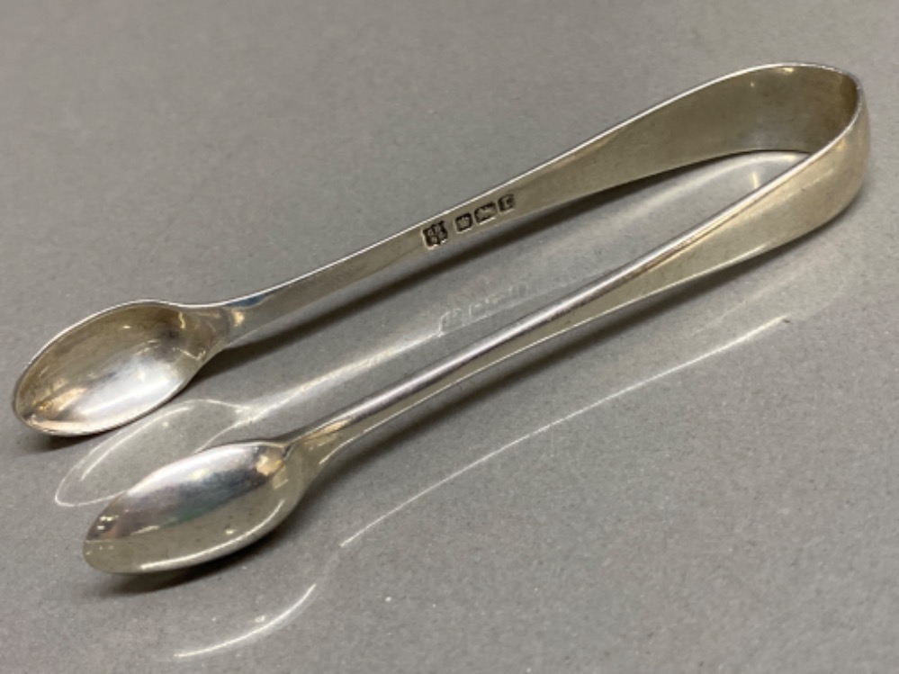 Fully hallmarked Sheffield silver sugar tongs dated 1909, 17.3G