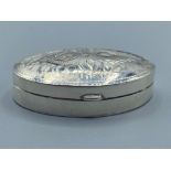 A silver pill box with engraved decoration, 11.4g