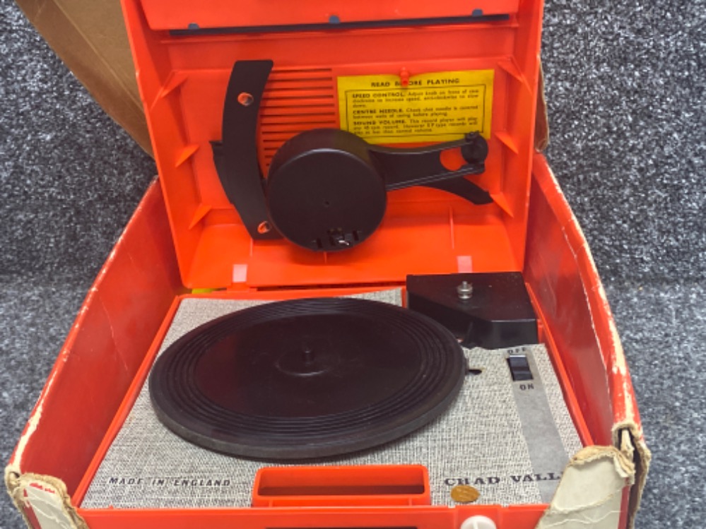 Vintage Chad Valley “close n play automatic” record player together with a battery operated Mega - Bild 2 aus 2