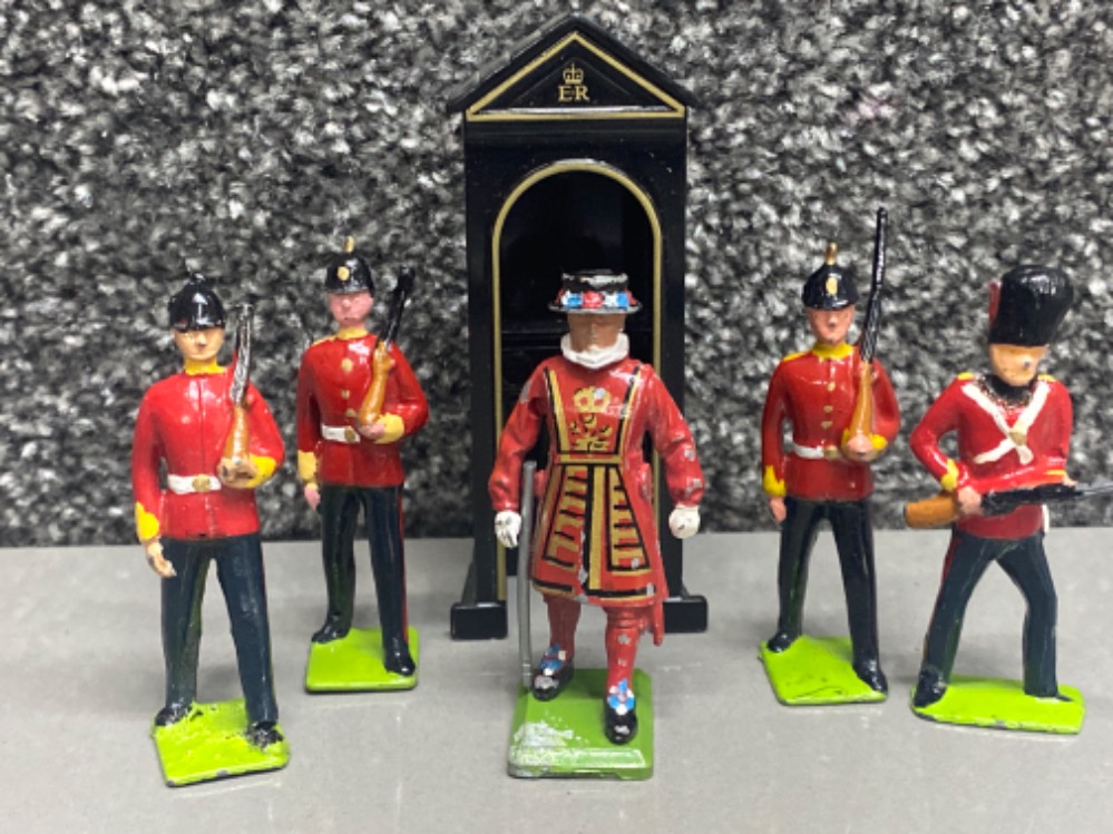 Total of 14 lead & metal soldiers/guards (including 5x Britains) also includes commemorative guard - Image 3 of 3