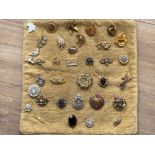 Total of 34 vintage costume jewellery brooches (all different)