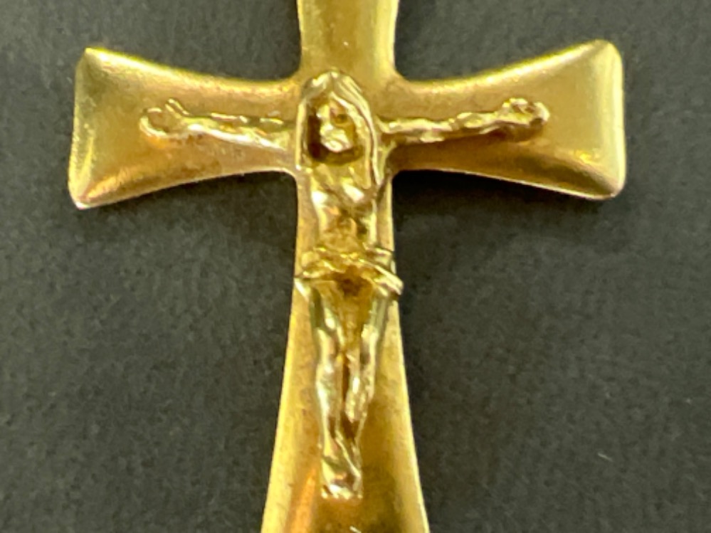 Large 18ct gold crucifix pendant with great detail. 7g - Image 3 of 3