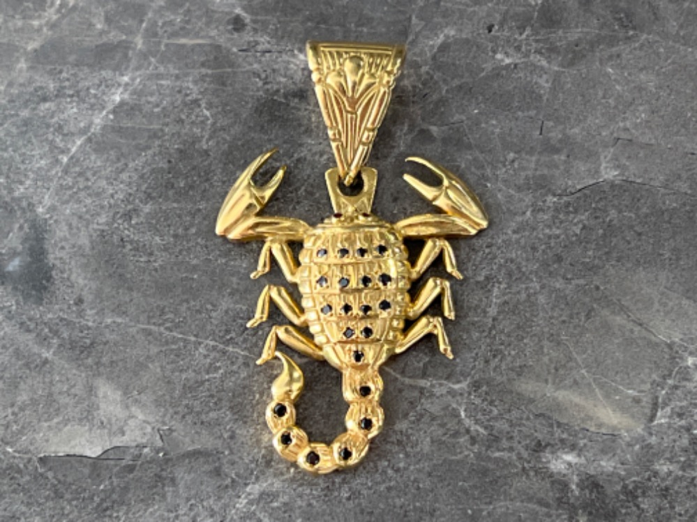 Large 18ct gold scorpion detailed with sapphires 14.2g