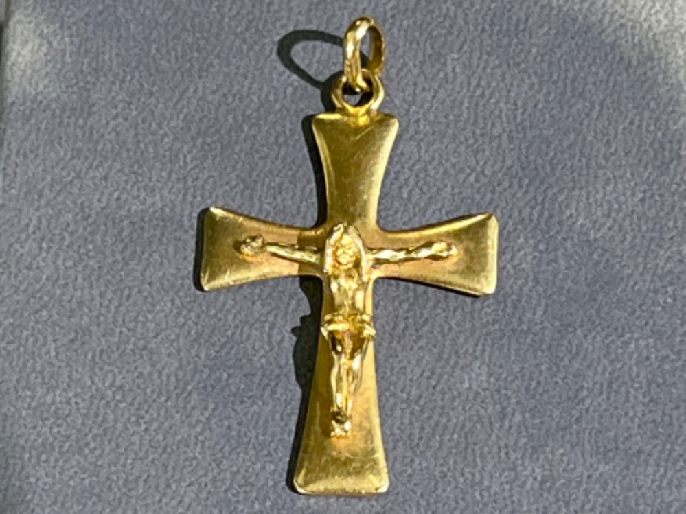 Large 18ct gold crucifix pendant with great detail. 7g