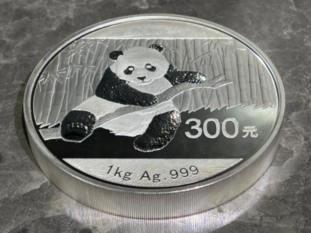 2014 Panda 1kilo solid silver coin with certificate and presentation case. - Bild 2 aus 3