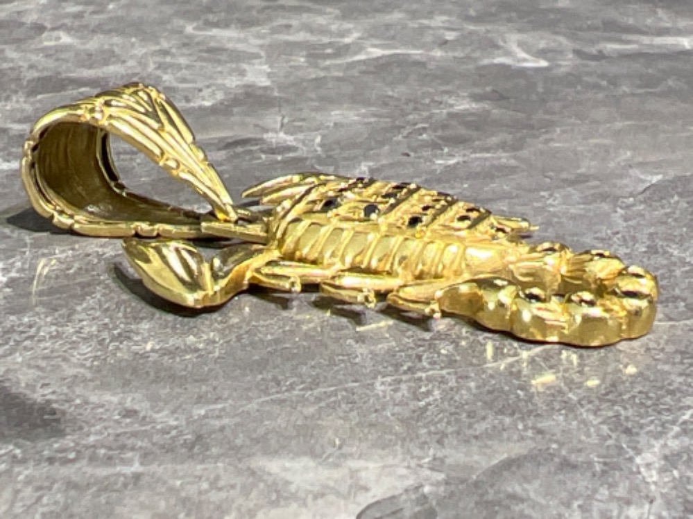 Large 18ct gold scorpion detailed with sapphires 14.2g - Image 3 of 3