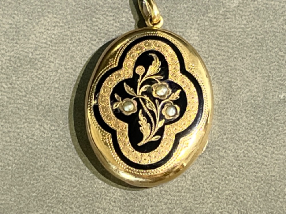 Ladies 18ct gold seed pearl and enamel locket pendant. 5.8g