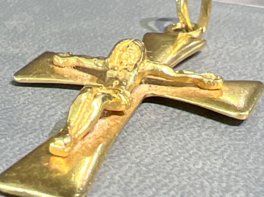 Large 18ct gold crucifix pendant with great detail. 7g - Image 2 of 3