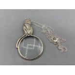 A silver pendant necklace magnifying glass with cat finial 14.1g