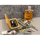 Collection of Gents collectibles including 2x hip flasks, pen knives, pipe etc