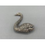 A silver swan brooch 9.5g