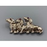 A silver brooch in the form of three Dauschaund dogs 9.9g