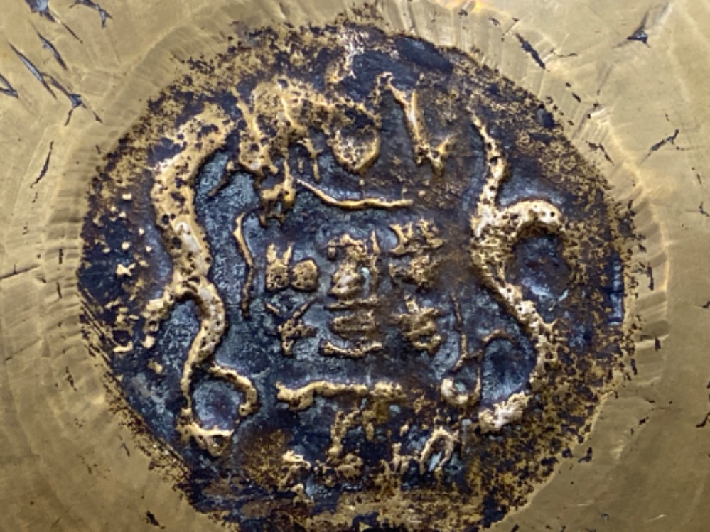 Very heavy chinese brass dish decorated with drangons birds, the rising sun and sea. Seal to the - Image 3 of 3