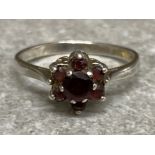 Silver ring with flower design garnets (7 in total) size L, 1.6G