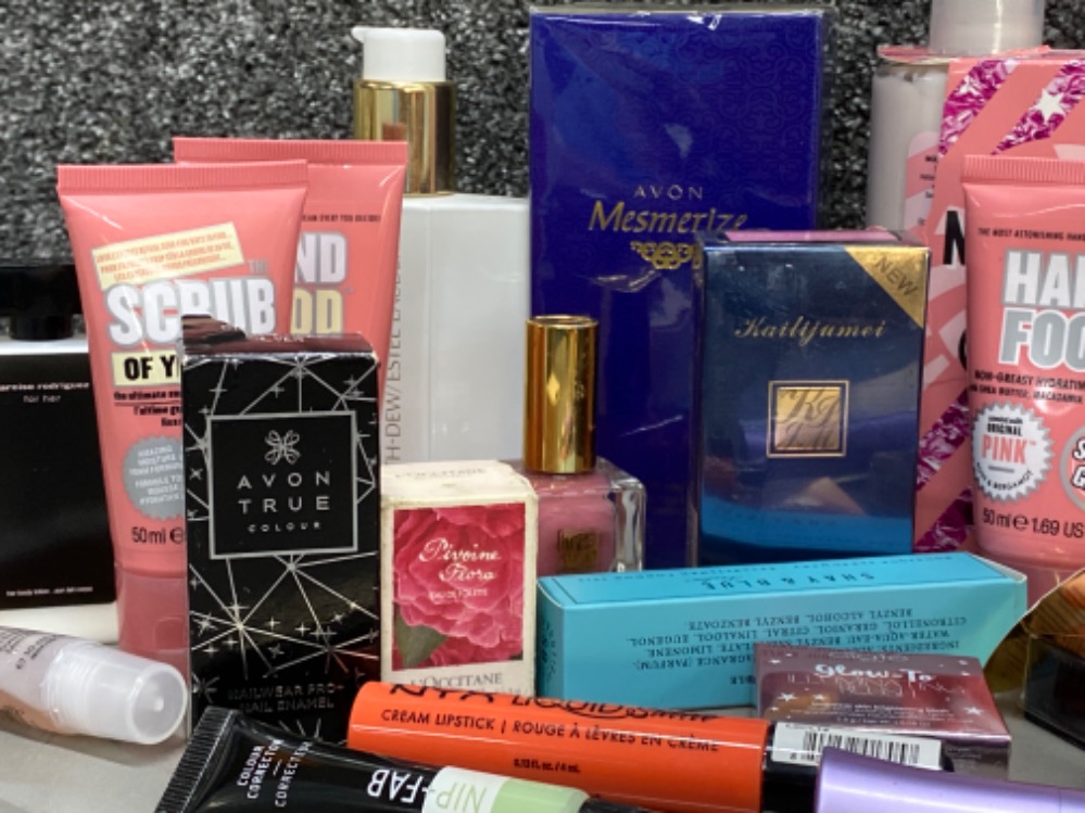 Box containing a various amount of woman’s beauty products, including soaps, perfume & make-up - Image 3 of 3