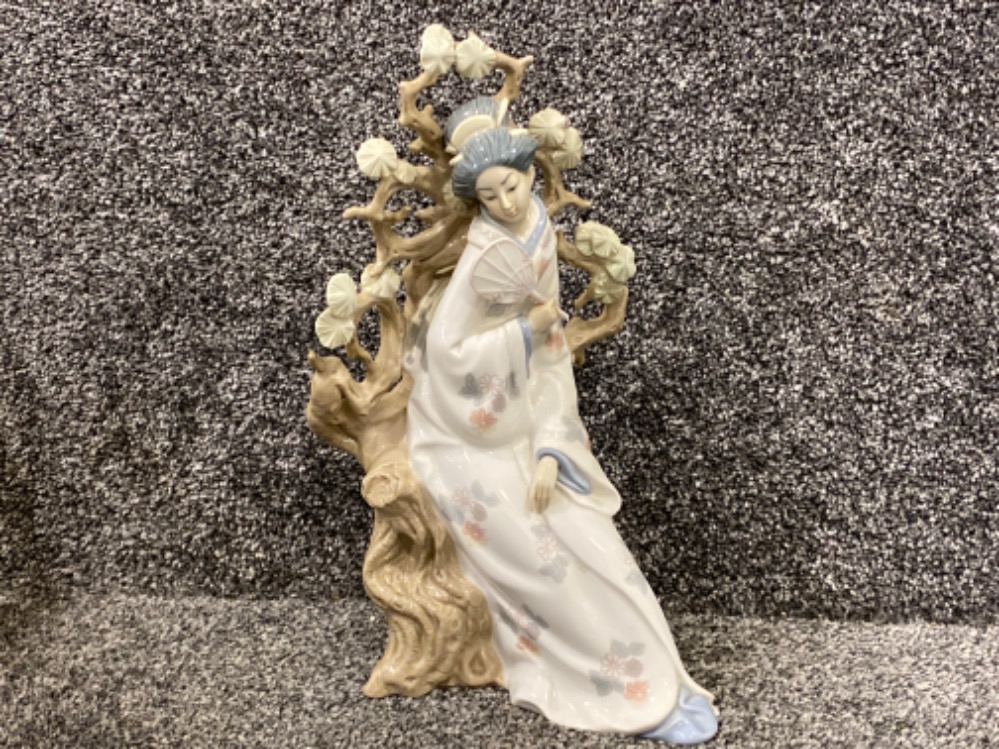 Large Lladro figure 4807 Geisha girl with fan