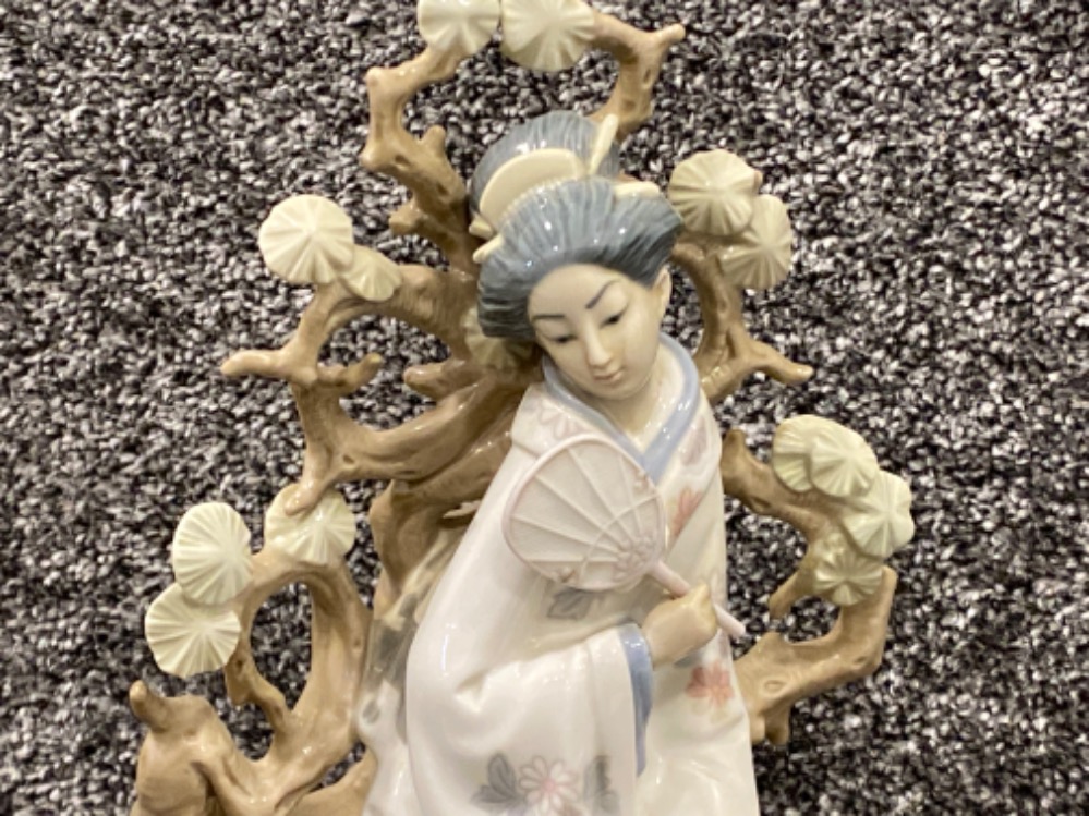 Large Lladro figure 4807 Geisha girl with fan - Image 2 of 3