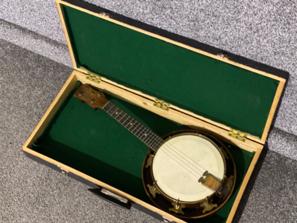 Vintage vega style Banjo with protective hardcase