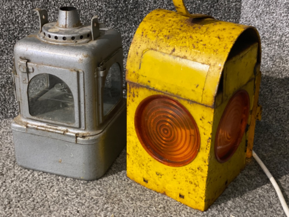 2 vintage lamps - Road light is electric - Image 2 of 2