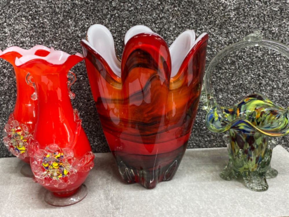 4x pieces of coloured glassware including Murano etc