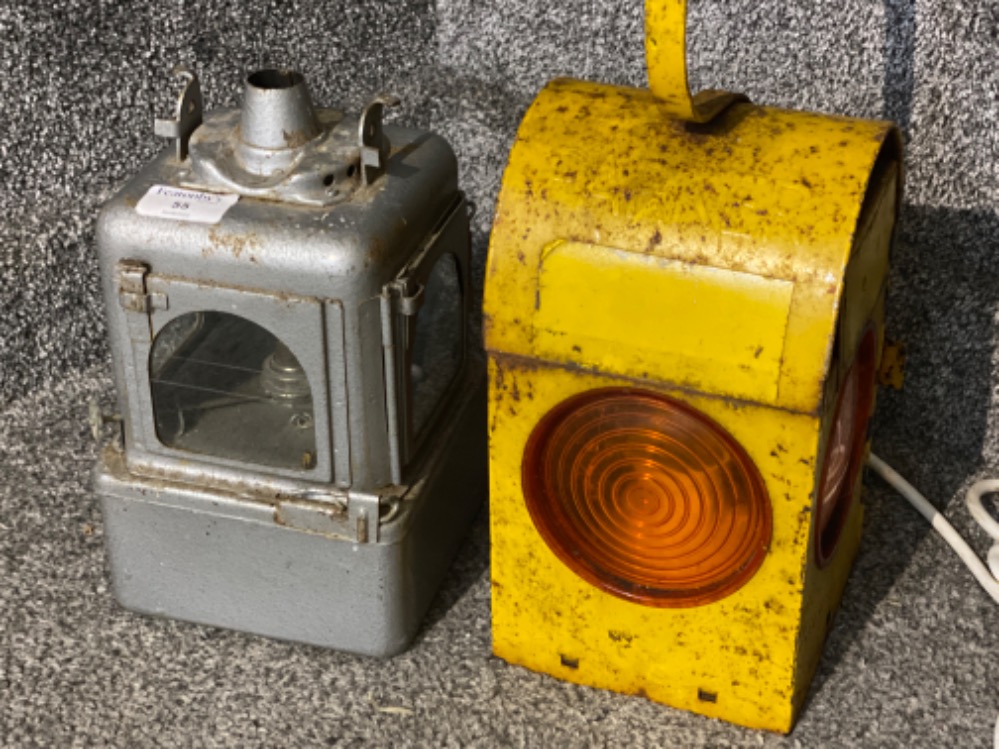 2 vintage lamps - Road light is electric