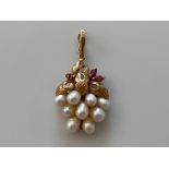 Beautiful Ladies pearl and ruby pendant. 3.4g, - collection from the 27th August
