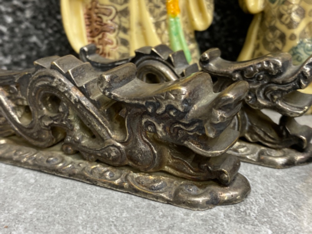 Oriental lot comprising of 3 Chinese figures, pair of metal “foo dragon design” chopstick holders - Bild 2 aus 2