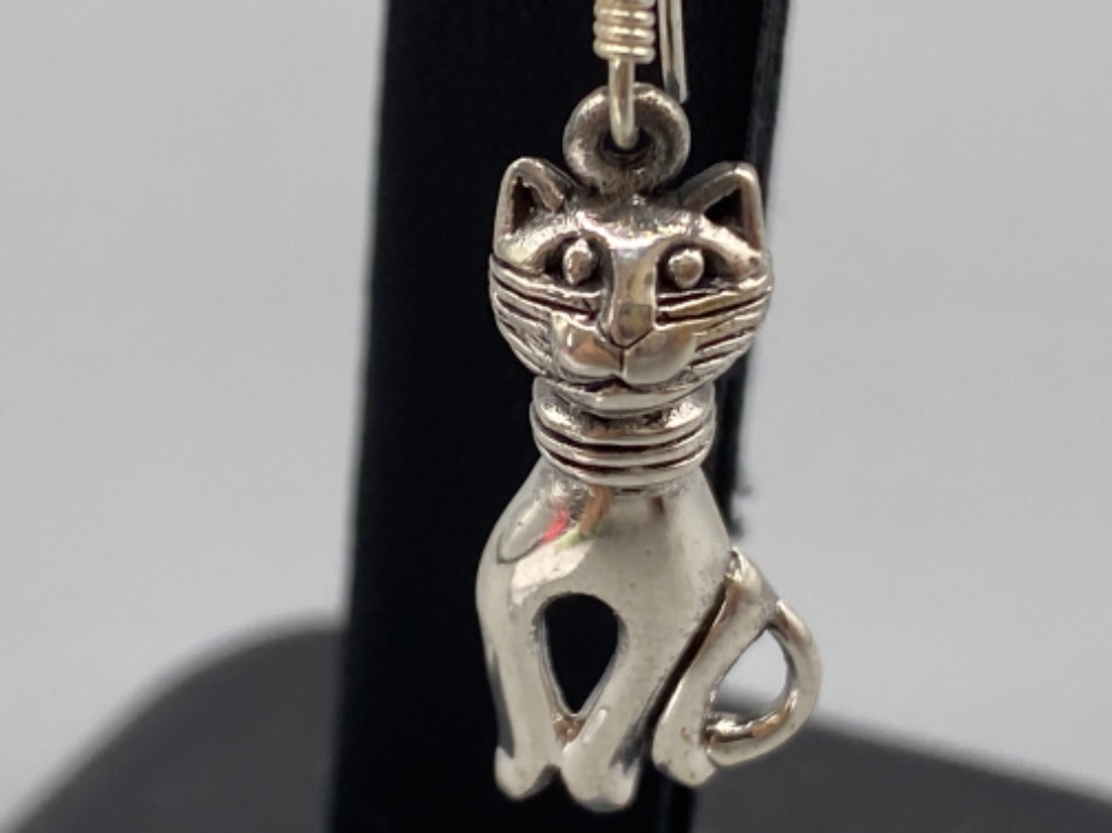 A pair of silver cat drop earrings, 3.4g - Bild 3 aus 3