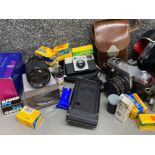 Box containing miscellaneous vintage cameras including Kodak Brownie Vesta, Praktica MTL3, Zeiss