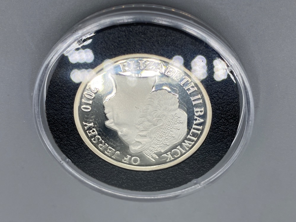 Elizabeth II of Jersey 2010 silver two pounds coin, VE Day “British Isles at war” in protective - Bild 2 aus 2