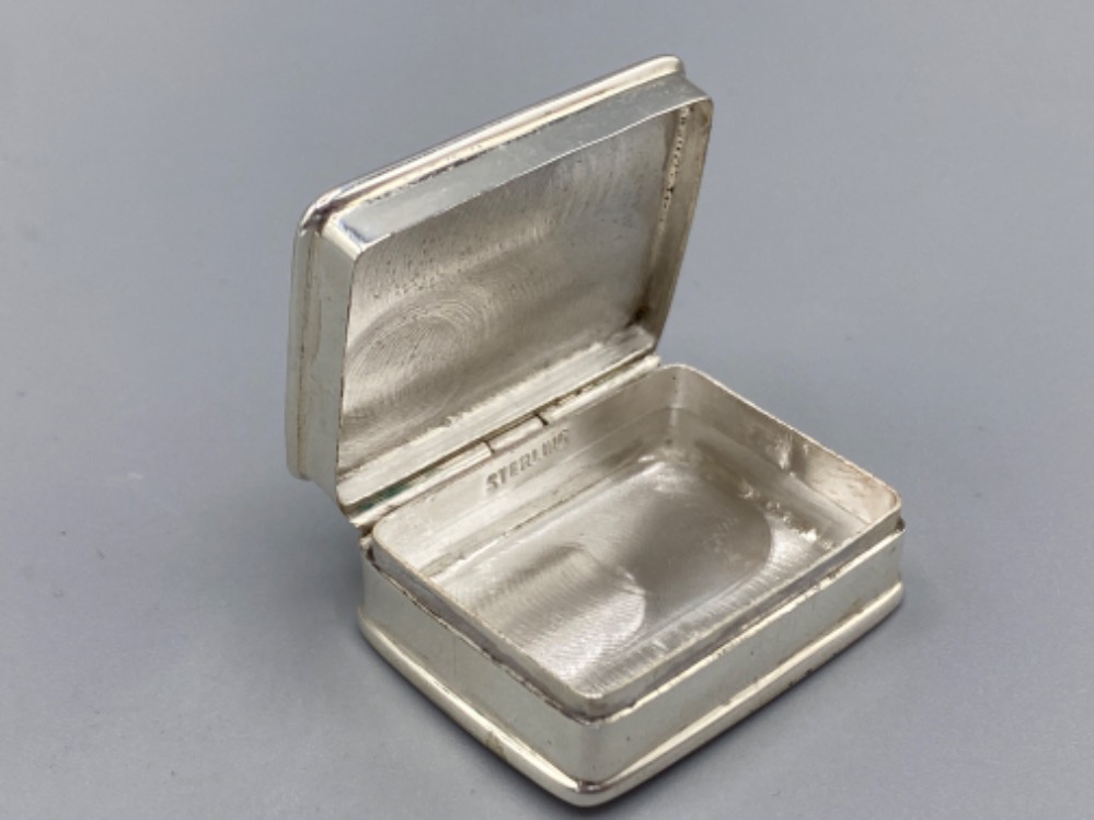 A silver pill box with nude enamel lidded panel, 20.1g - Image 2 of 2