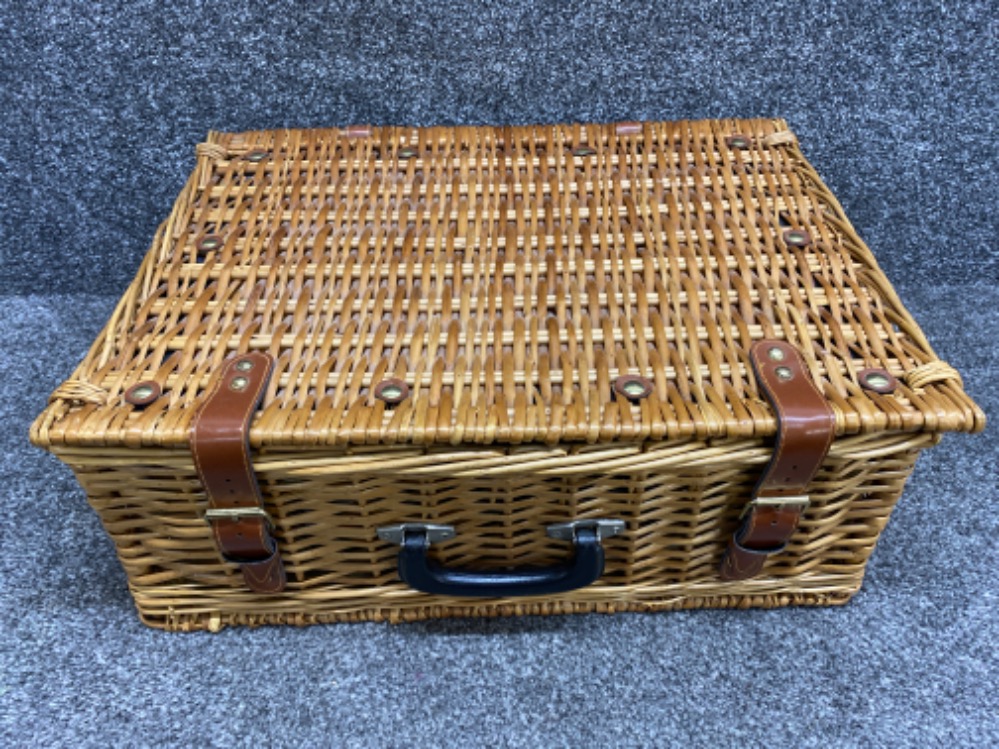 Vintage wicker picnic basket with contents - 55x41cm - Bild 4 aus 4