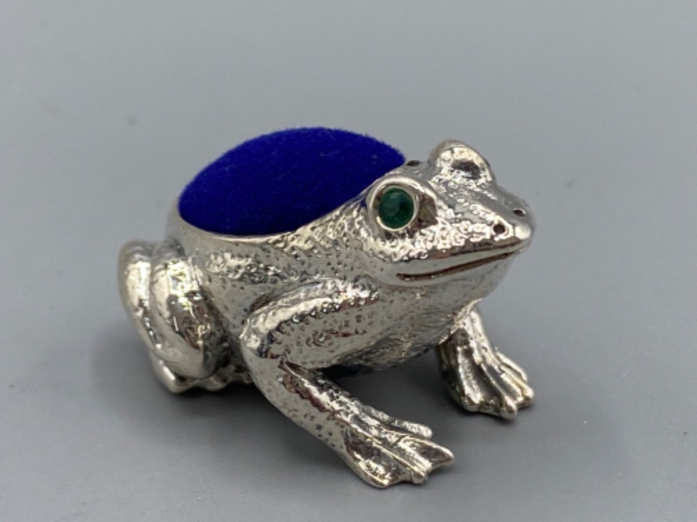 A silver frog pincushion with sapphire eyes, 15.7g